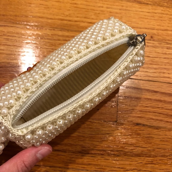 Small beaded wristlet clutch with zippers - Picture 3 of 3